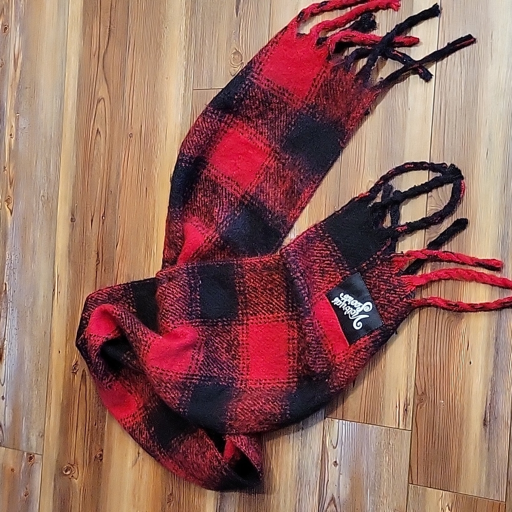 - 🆕 Victoria's secret red plaid scarf